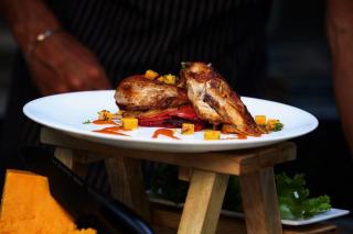 Poulet rôti entamé sur une planche, désossé avant d'être rangé au réfrigérateur dans un contenant fermé