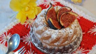 Bol d'huile, compote de pommes et yaourt posés à côté d'un moule à gâteau