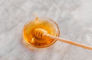Miel durci que faire : reliquefier facilement