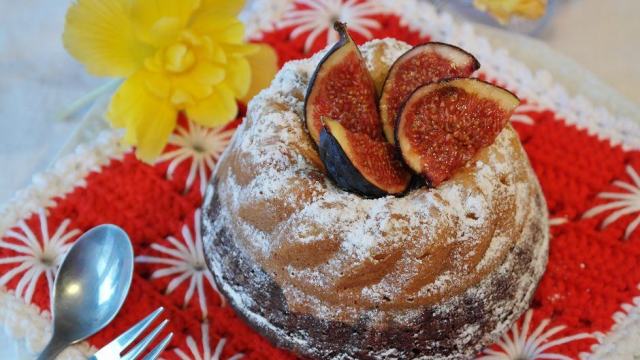 Bol d'huile, compote de pommes et yaourt posés à côté d'un moule à gâteau